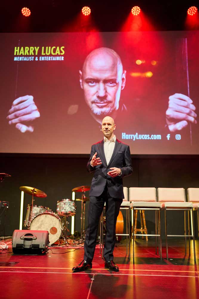 Mentalist & Entertainer Harry Lucas sorgt mit hochwertiger Unterhaltung für Begeisterung auf Firmenfeiern & Firmenevents in Wien, Österreich und ganz Europa. Foto JURA