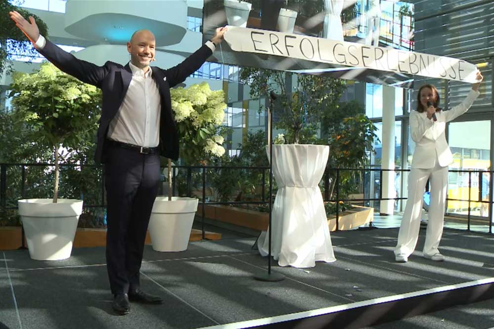 Mentalist & Entertainer Harry Lucas entwickelt eine massgeschneiderte, interaktive Show für Ihre Produktpräsentation. Foto JURA