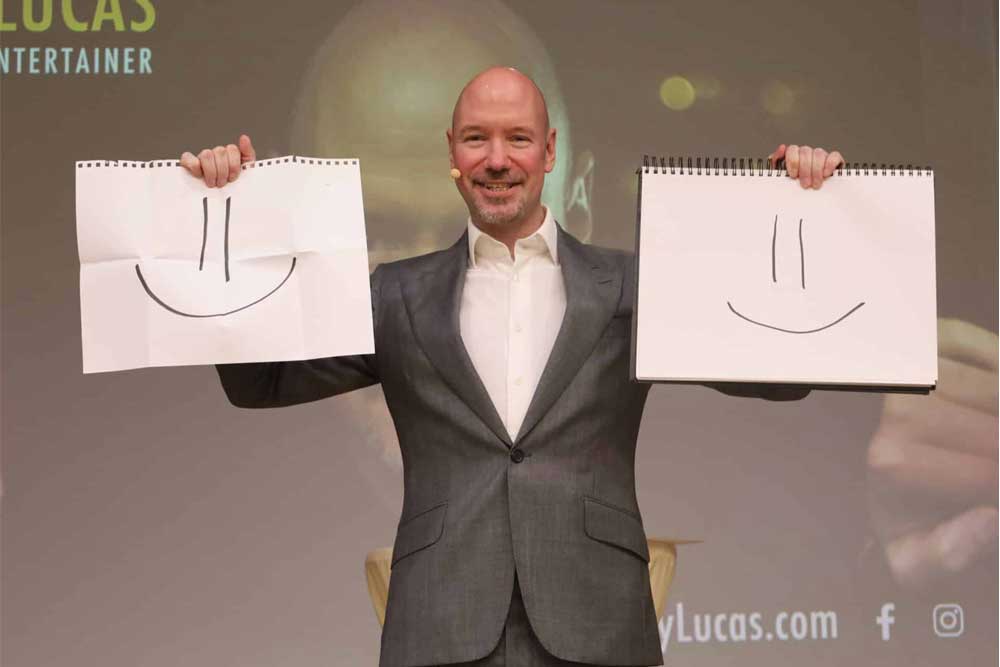 Mentalist & Entertainer Harry Lucas begeistert mit seiner interaktiven Show auf Firmenfeiern. Foto WKTirol
