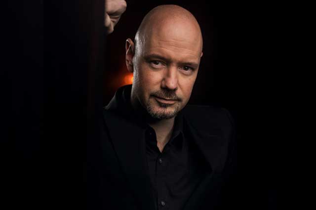 Mentalist Harry Lucas vor dem Vorhang – Foto Harald Schwack