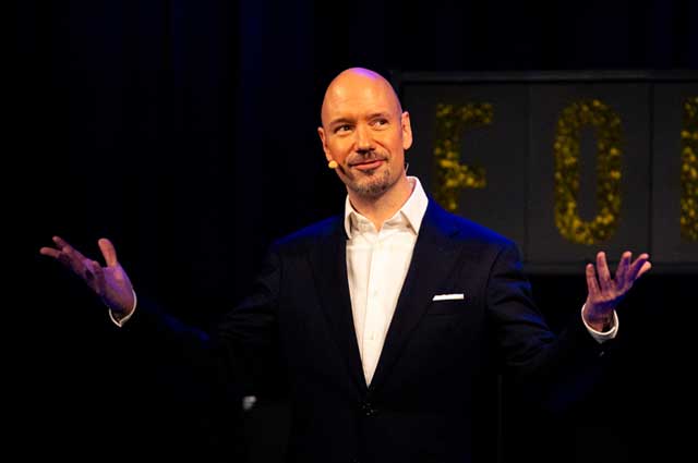Mentalist Harry Lucas auf der Bühne – Foto Harald Schwack