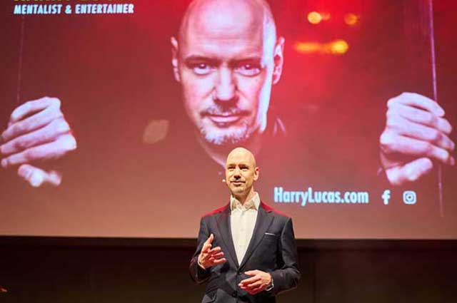 Mentalist Harry Lucas vor dem Vorhang – Foto JURA
