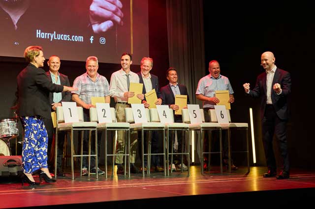 Mentalist & Entertainer Harry Lucas entwickelt eine massgeschneiderte, interaktive Show für Ihre Produktpräsentation. Foto JURA
