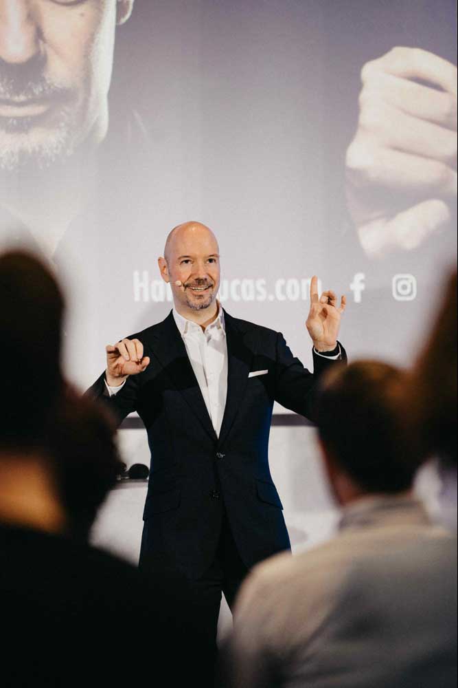 Mentalist & Entertainer Harry Lucas sorgt mit hochwertiger Unterhaltung für Begeisterung auf Firmenfeiern & Firmenevents in Wien, Österreich und ganz Europa. Foto Fotofilmwerk