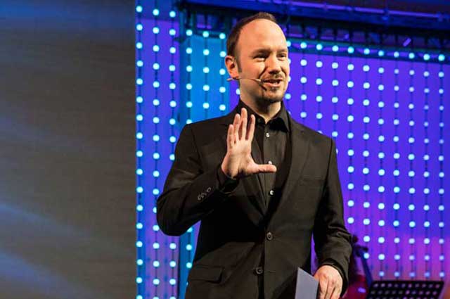 Mentalist Harry Lucas auf der Bühne – Foto Andreas Waldschuetz