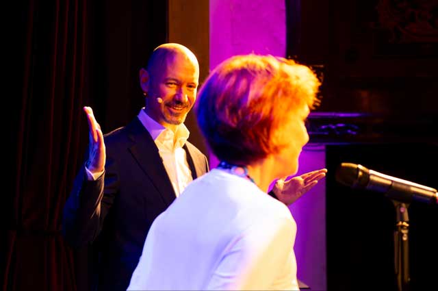 Mentalist & Entertainer Harry Lucas sorgt mit hochwertiger Unterhaltung für Begeisterung auf Firmenfeiern & Firmenevents in Wien, Österreich und ganz Europa. Foto Harald Schwack