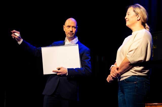 Mentalist & Entertainer Harry Lucas sorgt mit hochwertiger Unterhaltung für Begeisterung auf Firmenfeiern & Firmenevents in Wien, Österreich und ganz Europa. Foto Harald Schwack