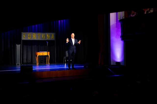 Mentalist & Entertainer Harry Lucas sorgt mit hochwertiger Unterhaltung für Begeisterung auf Firmenfeiern & Firmenevents in Wien, Österreich und ganz Europa. Foto Harald Schwack