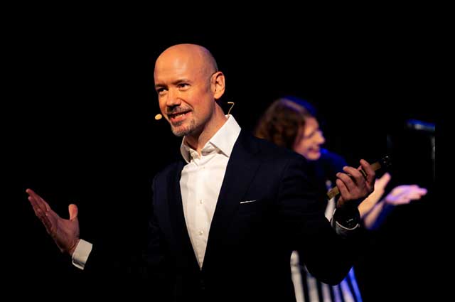 Mentalist & Entertainer Harry Lucas begeistert mit seiner Show auf Weihnachtsfeiern. Foto Harald Schwack