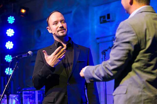 Mentalist & Entertainer Harry Lucas sorgt als Showeinlage bei Firmenfeiern & Firmenevents für Begeisterung in Wien, Österreich und ganz Europa. Foto Privatarchiv