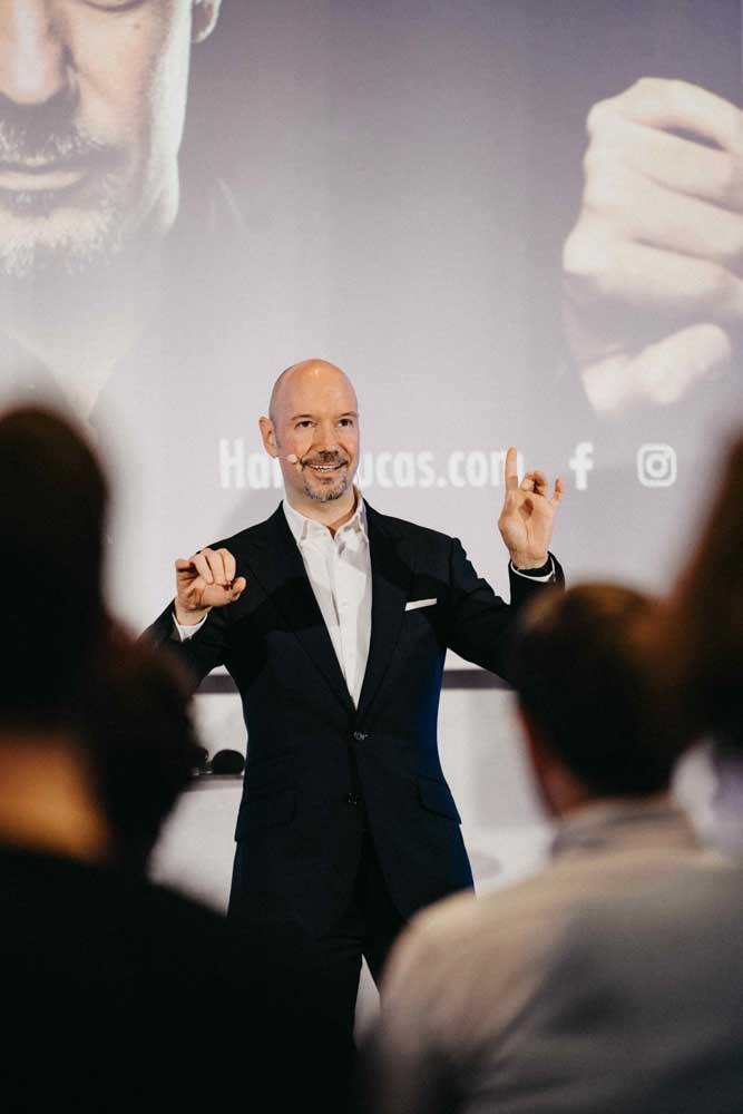 Mentalist & Entertainer Harry Lucas begeistert mit seiner Show auf Firmenfeiern & Firmenevents in Wien, sterreich und ganz Europa. Foto fotofilmwerk