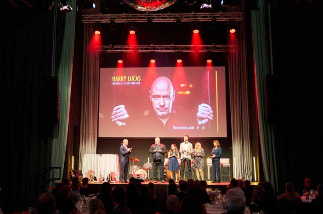 Mentalist & Entertainer Harry Lucas begeistert mit seiner auergewhnlichen Unterhaltung auf Firmenfeiern & Firmenevents in Wien, sterreich und ganz Europa. Foto JURA
