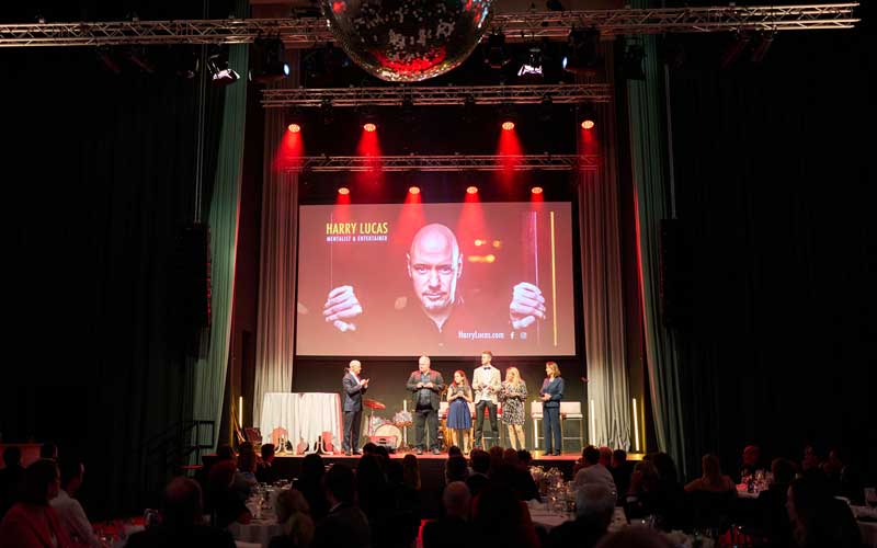 Mentalist & Entertainer Harry Lucas sorgt mit hochwertiger Unterhaltung für Begeisterung auf Firmenfeiern & Firmenevents in Wien, Österreich und ganz Europa. Foto JURA