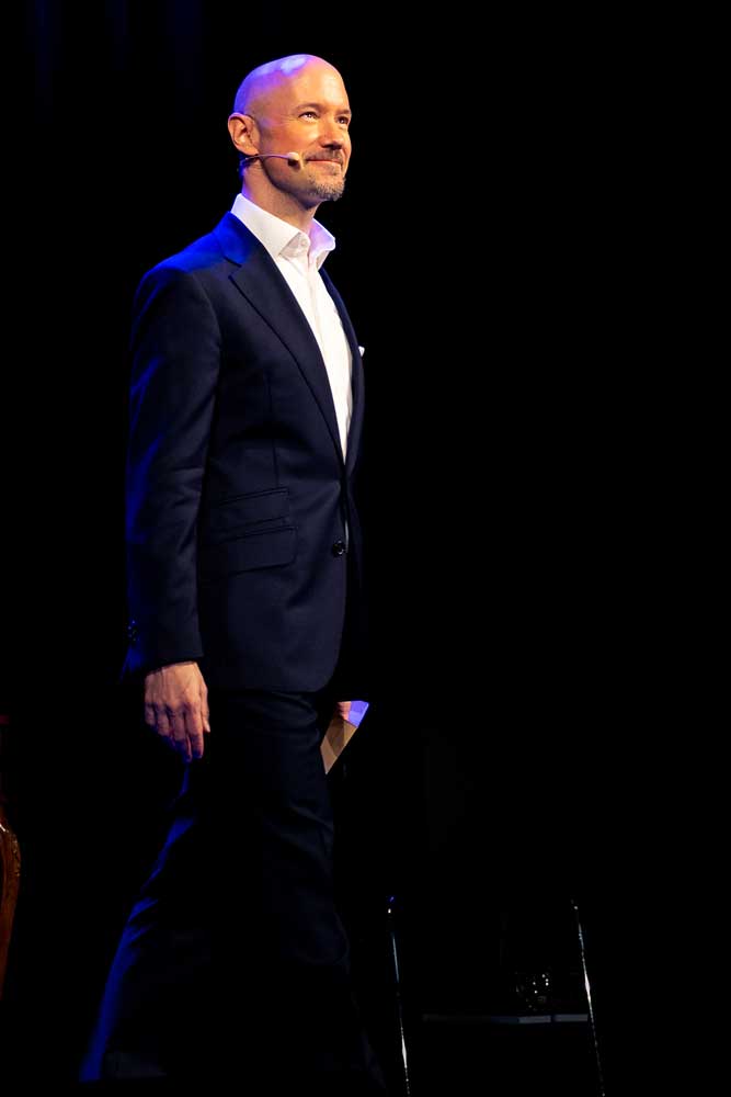 Mentalist & Entertainer Harry Lucas begeistert mit seiner hochwertigen Unterhaltung und Showeinlage bei Weihnachtsfeiern. Foto Harald Schwack